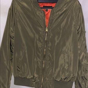 Olive green bomber jacket😝